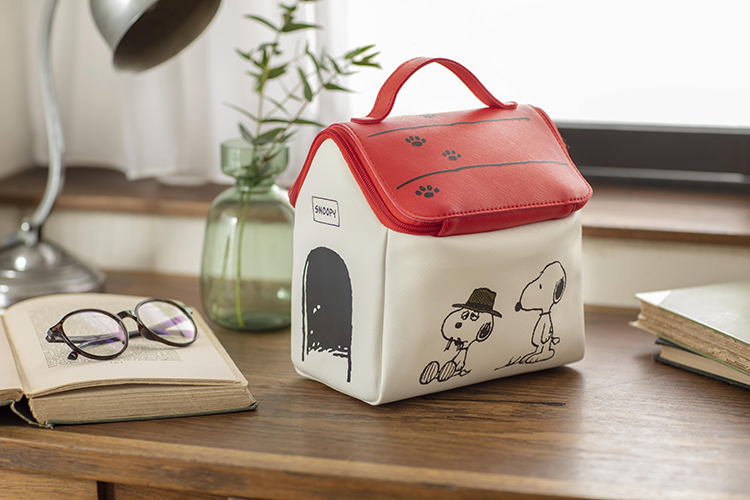 Snoopy スヌーピーハウスのマルチに使える収納ポーチ Book ローソン Hmv限定 株式会社宝島社 News Snoopy Co Jp 日本のスヌーピー公式サイト