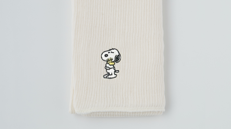 原作のペンタッチがそのまま刺繍に 春専用はらまき あなたになじむ はるのはらまき Peanuts ゲンナイ製薬株式会社 News Snoopy Co Jp 日本のスヌーピー公式サイト
